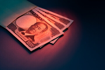 高額紙幣一万円札の束と封筒が示す日本円資金の概念表現