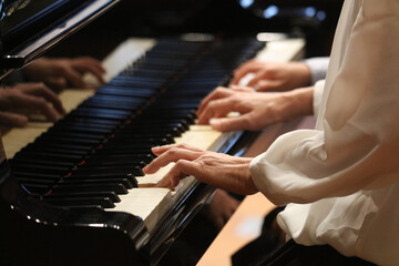 	ピアノを弾く様子