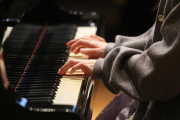 ピアノを弾く女の子