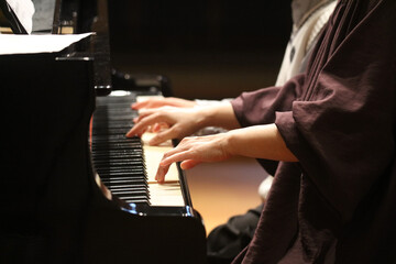 	ピアノを弾く様子