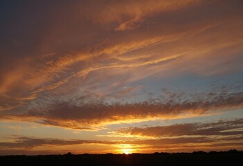 Obraz premium Burning orange twilight, dramatic sky view