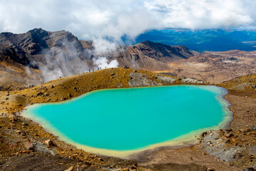 Emerald Lake in Tongariro National Park - New Zealand © Adwo