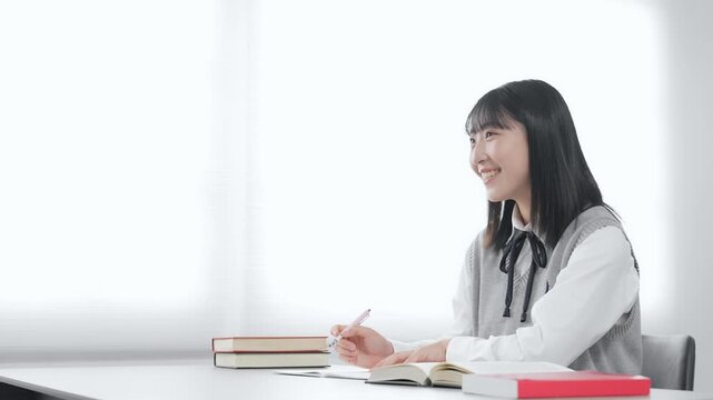 教室で授業を受ける女子学生