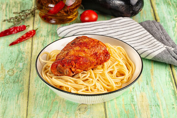 Pasta spaghetti with chicken thighs