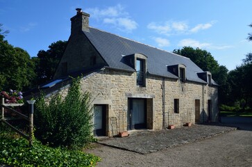 Fototapeta premium Casa de piedra en el bosque de Plogastel-Saint-Germain, Bretaña, Francia 