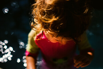 Naklejka premium Golden Sunlight on Toddler — Warm Bokeh and Childhood Wonder