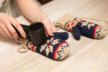 毛玉取り器を使う女性の手