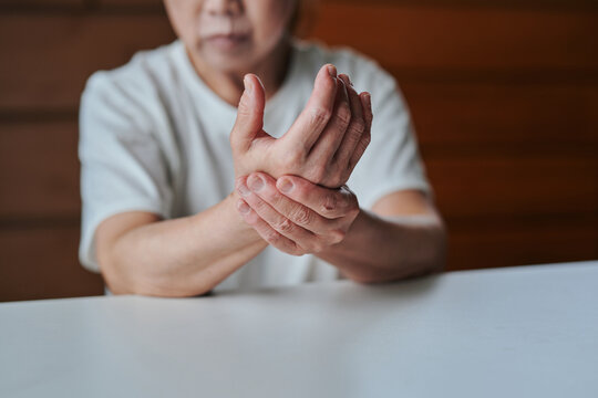 手首を押さえるシニア女性