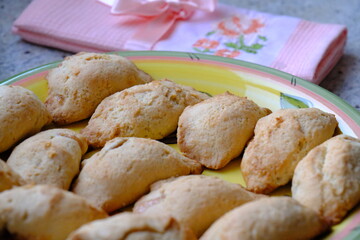 Fresh apple cookies, fresh from the oven. A Turkish-embroidered napkin with a pink ribbon. A pink floral decorative plate. Homemade cookies. Turkish cuisine. Tea time. Ramadan iftar. A green cup.