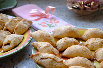 Fresh apple cookies, fresh from the oven. A Turkish-embroidered napkin with a pink ribbon. A pink floral decorative plate. Homemade cookies. Turkish cuisine. Tea time. Ramadan iftar. A green cup.