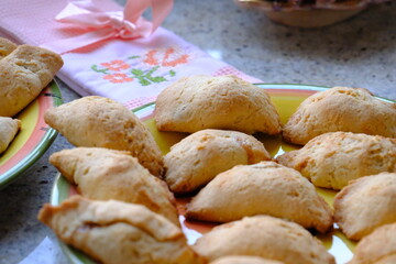 Fresh apple cookies, fresh from the oven. A Turkish-embroidered napkin with a pink ribbon. A pink floral decorative plate. Homemade cookies. Turkish cuisine. Tea time. Ramadan iftar. A green cup.