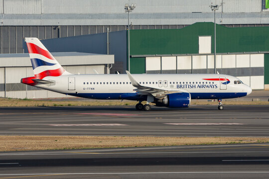 Avi&oacute;n de l&iacute;nea de Airbus A320 251 neo de la aerol&iacute;nea British Airways en el aeropuerto de Lisboa con matr&iacute;cula G-TTNN.