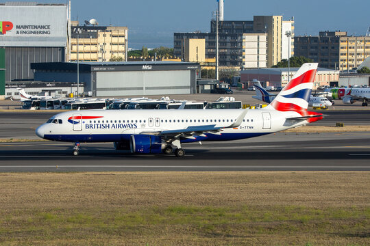 Avi&oacute;n de l&iacute;nea de Airbus A320 251 neo de la aerol&iacute;nea British Airways en el aeropuerto de Lisboa con matr&iacute;cula G-TTNN.