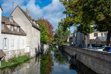 Les canaux du vieux Chartres font principalement r&eacute;f&eacute;rence aux vestiges du Canal Louis XIV, 