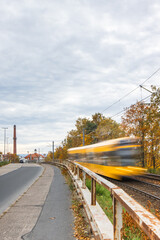 Stra&szlig;enbahn f&auml;hrt &uuml;ber eine Br&uuml;cke in Dresden im Herbst
