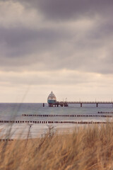 Seebr&uuml;cke und Tauchgondel in Zingst an der Ostsee mit Strandhafer im Vordergrund als Langzeitbelichtung