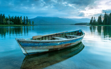 Obraz premium boat on the lake
