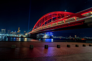 日本の神戸市にあるポートアイランド北公園で撮影した赤い神戸大橋