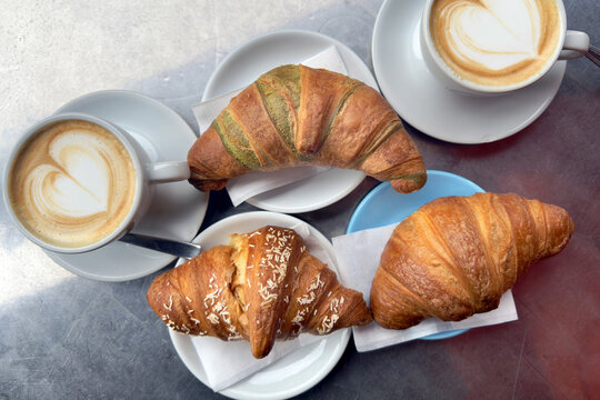 colazione con brioche e cappuccino