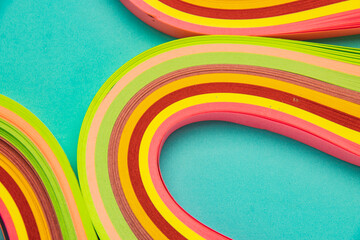 Obraz premium Many papers are colorful, with beautiful curves, fresh patterns, cold soft contrast, light dark contrast, and textured texture, such as events, festivals, web pages, illustrations, advertising templat