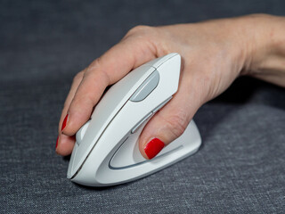 Wireless ergonomic mouse that reduces hand strain. Vertical mouse with USB micro receiver. Mouse ergonomic shape brings your arm and wrist into a natural 60&deg; position to work effortlessly