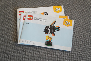 Obraz premium Lego Creator 3-in-1 Fish Building Instructions on a Gray Surface