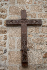 Croix de bois sculpt&eacute; accroch&eacute;e sur le mur de l'&eacute;glise