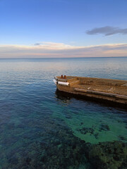 Jet&eacute;e et mer calme