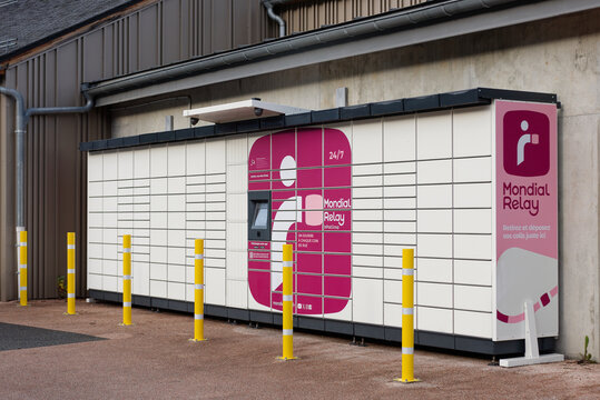 Consigne automatique Mondial Relay pour d&eacute;p&ocirc;t et retrait de colis en ext&eacute;rieur en France