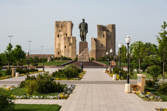 Statue of Amir Temur and Ak-Saray Palace
