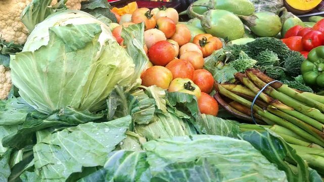 Fresh Organic Vegetables at Market &ndash; Cabbage, Tomatoes, Broccoli & Seasonal Produce Display