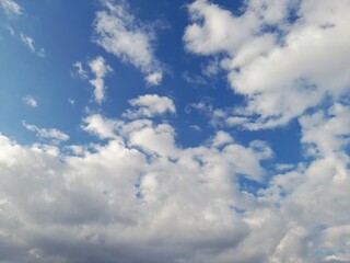 Naklejka premium Bright Sky and Layered Clouds on a Sunny Day