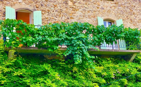 house on the hill in venterol