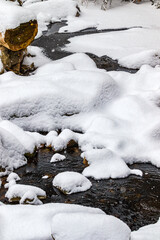 zamarznięta rzeka w Karkonoszach, zimą, w Karkonoskim Parku Narodowym w Polsce