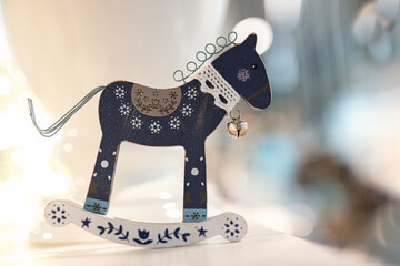 Ein blaues Holz-Schaukelpferdchen als Dekoration.