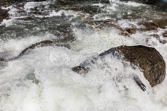 Agua de rio en movimiento