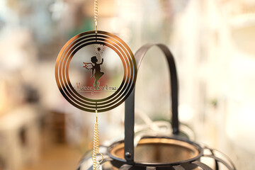 Weihnachtsdekoration in Gold mit einer Elfe.