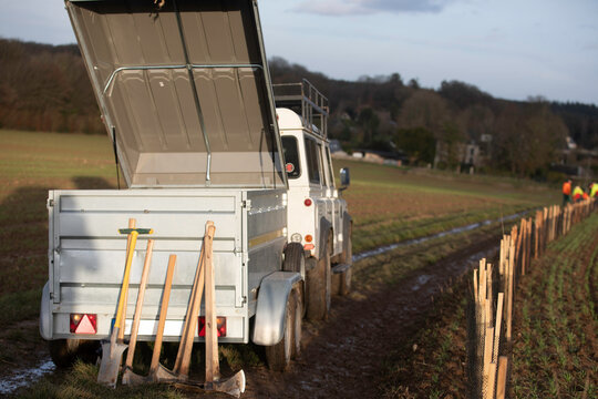 Chantier de plantation de haie bocag&egrave;re &ndash; v&eacute;hicule, remorque et outils