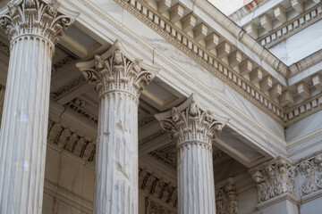 Obraz premium Vintage Old Justice Courthouse Column 