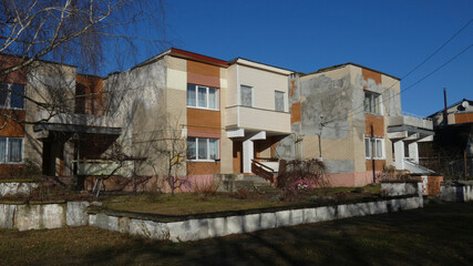 Obraz premium Apartment building in a neighborhood with clear blue sky and greenery during daytime