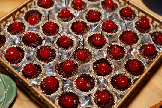 chocolate cherry fresh sweets doces chocolate cereja Delicious chocolate sweets with fresh cherry topping