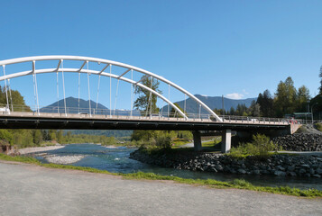 Obraz premium Vedder Bridge across Chilliwack River as seen from the Vedder Rotary Trail North during a spring season in Chilliwack, Fraser Valley, British Columbia, Canada