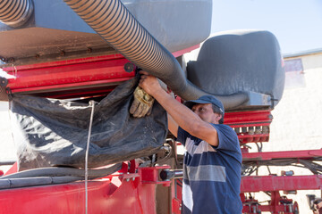 Trabajador rural alistando sembradora