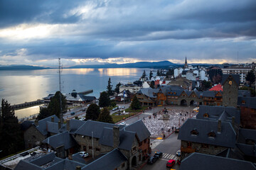 Fototapeta premium Vista aérea da cidade de San Carlos de Bariloche, Centro Cívico, Patagônia Argentina Lago glacial Nahuel Huapi