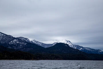 Cordilheira dos Andes e o lago glacial Nahuel Huapi, San Carlos de Bariloche, Patagônia, Argentina  