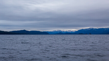 Cordilheira dos Andes e o lago glacial Nahuel Huapi, San Carlos de Bariloche, Patagônia, Argentina  