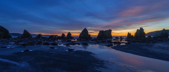 夜明け前の幻想的な橋杭岩のブルーモーメント情景