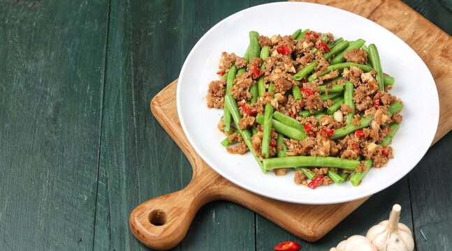 Tumis buncis daging cincang. Delicious stir-fried green beans with minced meat or Gan Bian Si Ji Dou
