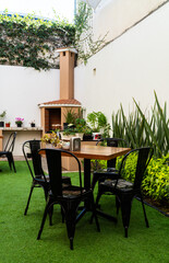 
Mesa exterior con planta decorativa y servilletero / Outdoor table with decorative plant and napkin holder