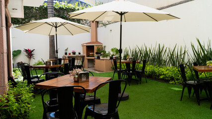 Mesa de madera en terraza con plantas verdes / Wooden table on terrace with green plants
